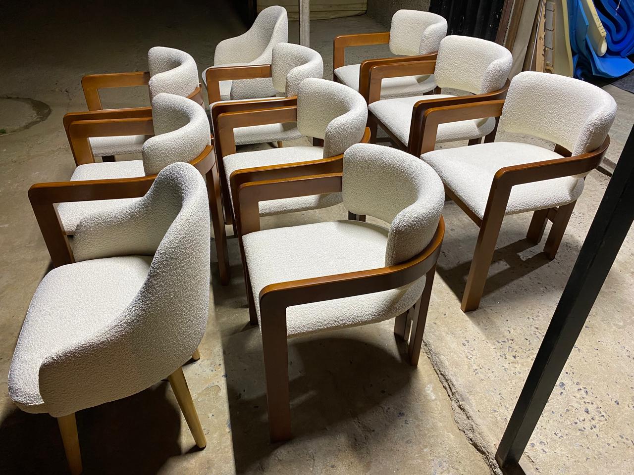 Conjunto de sillas modernas tapizadas en tela blanca