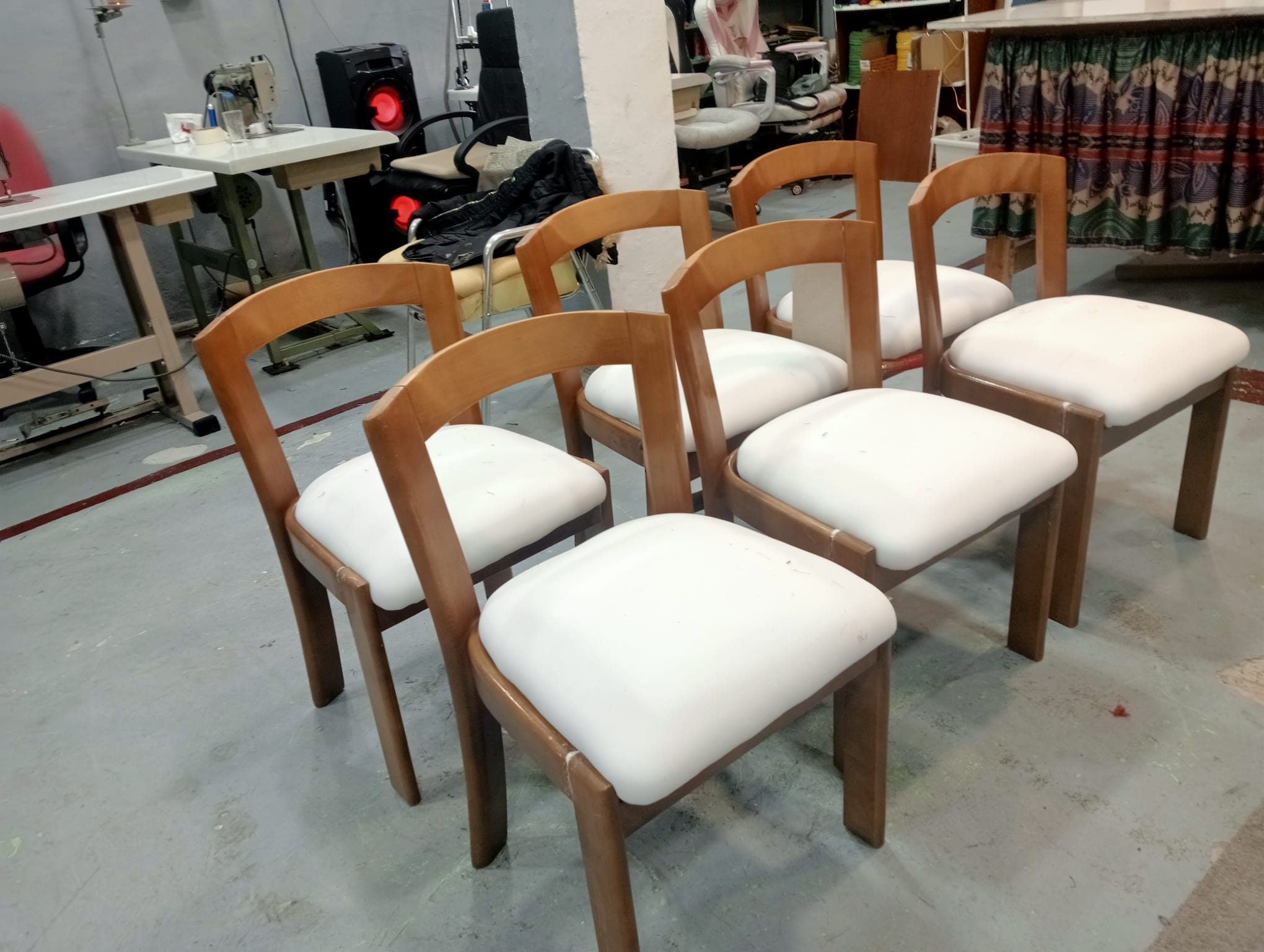 restauración de sofás en Zaragoza - sillón vintage restaurado en terciopelo azul