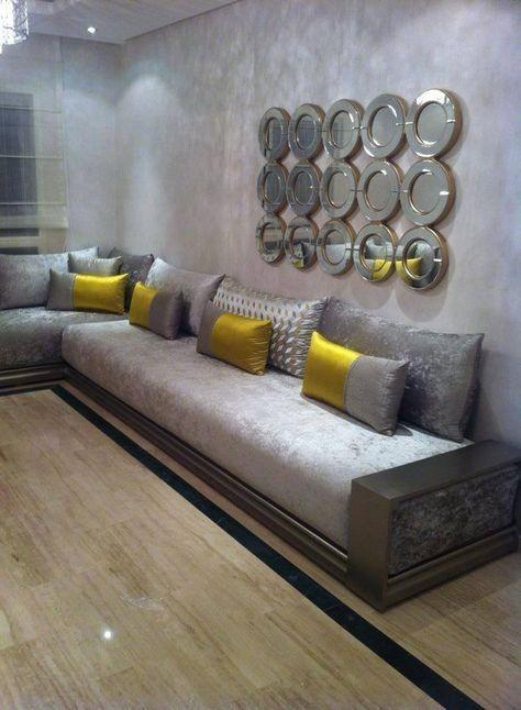 Sofá bajo gris con cojines decorativos en amarillo