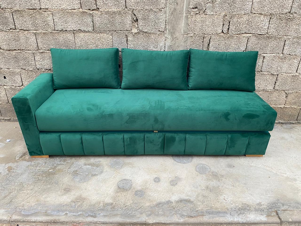 Sofá turquesa moderno con detalles plisados